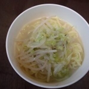 ネギともやしの豚骨ラーメン